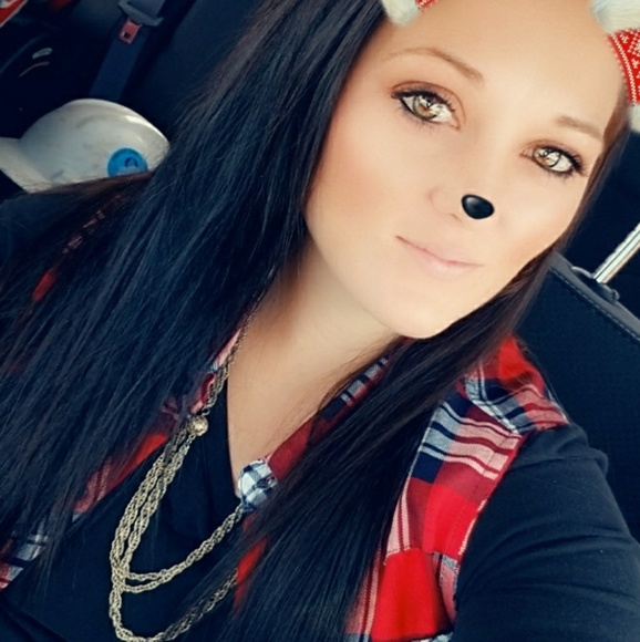 Meet your Posher, Stacie - Picture 3 of 3